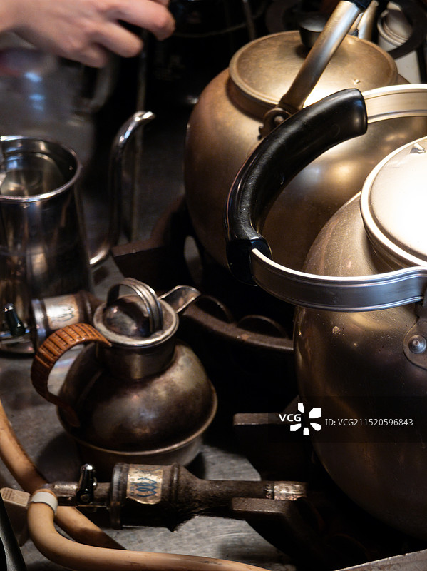 老式咖啡馆里的器物陈设图片素材