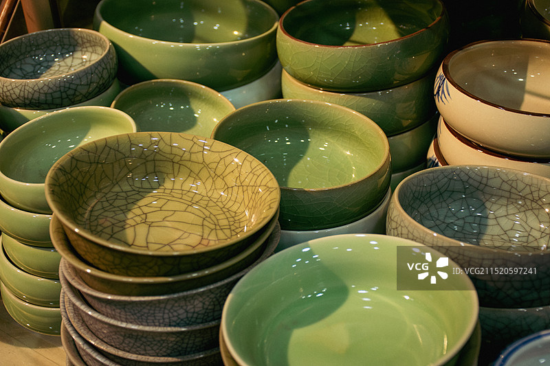 市面上出售的陶瓷洗笔碗特写图片素材