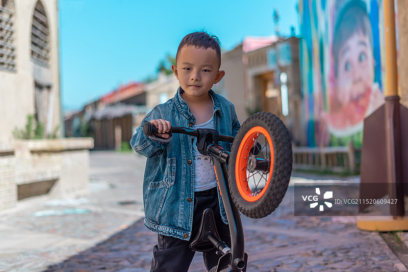 新疆特克斯离街儿童单车骑行图片素材