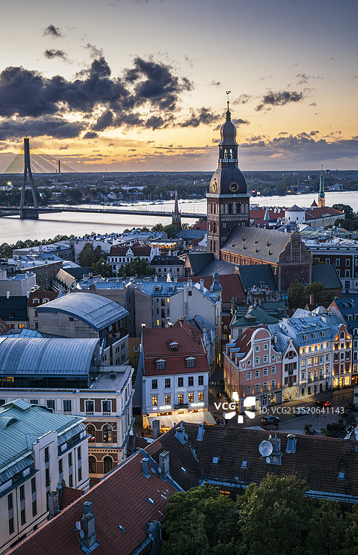 黄昏时分的拉脱维亚里加老城图片素材