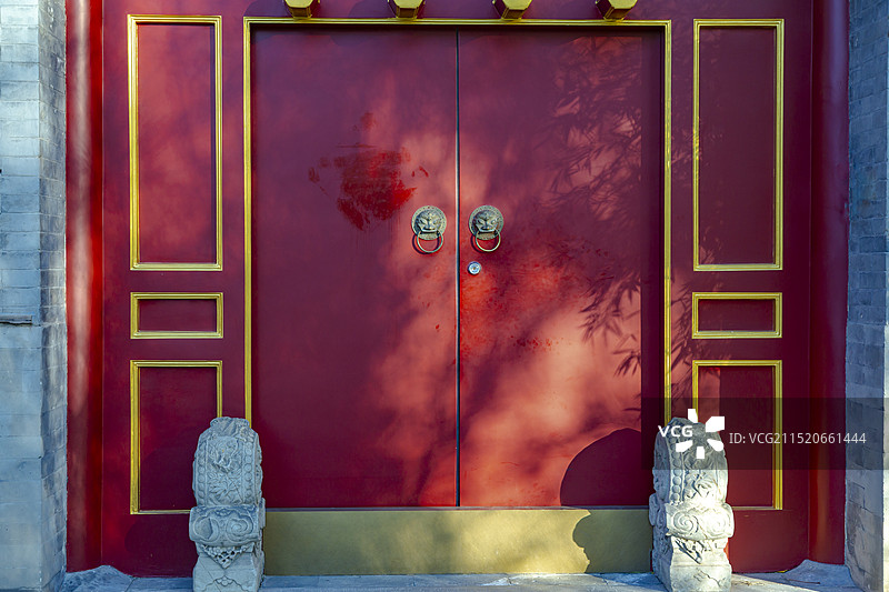 北京胡同四合院中国风建筑红色的大门和竹子的倒影图片素材