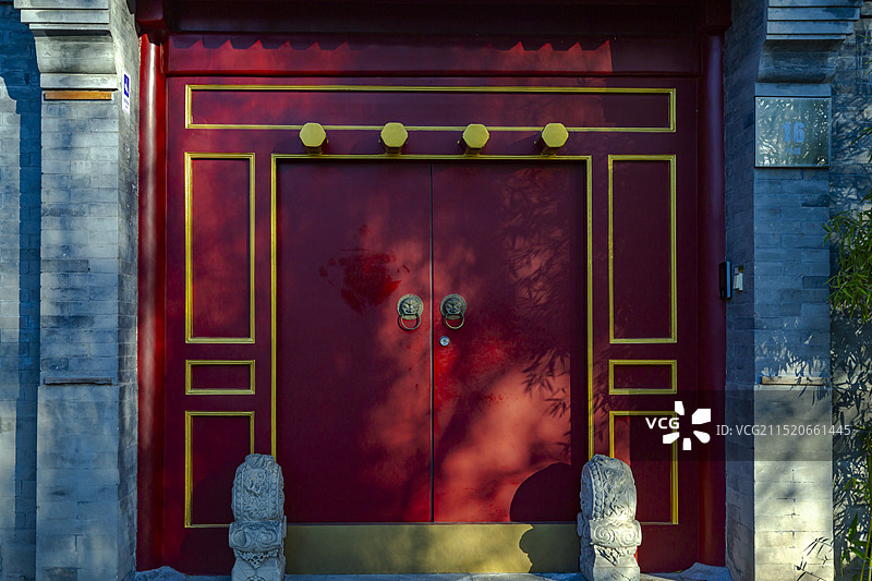 北京胡同四合院中国风建筑红色的大门和竹子的倒影图片素材
