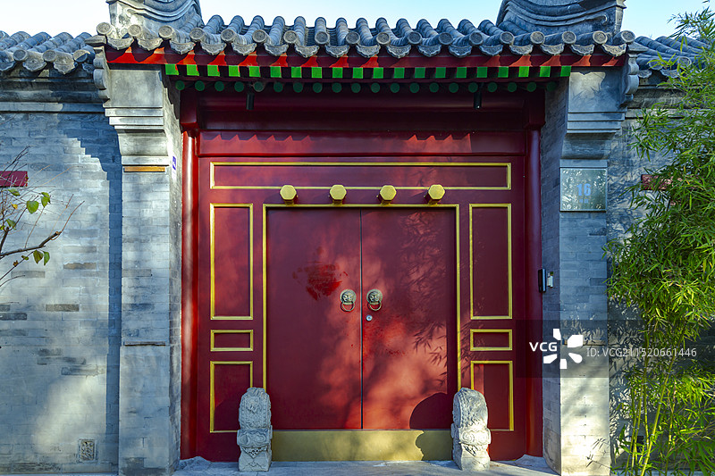 北京胡同四合院中国风建筑红色的大门和竹子的倒影图片素材