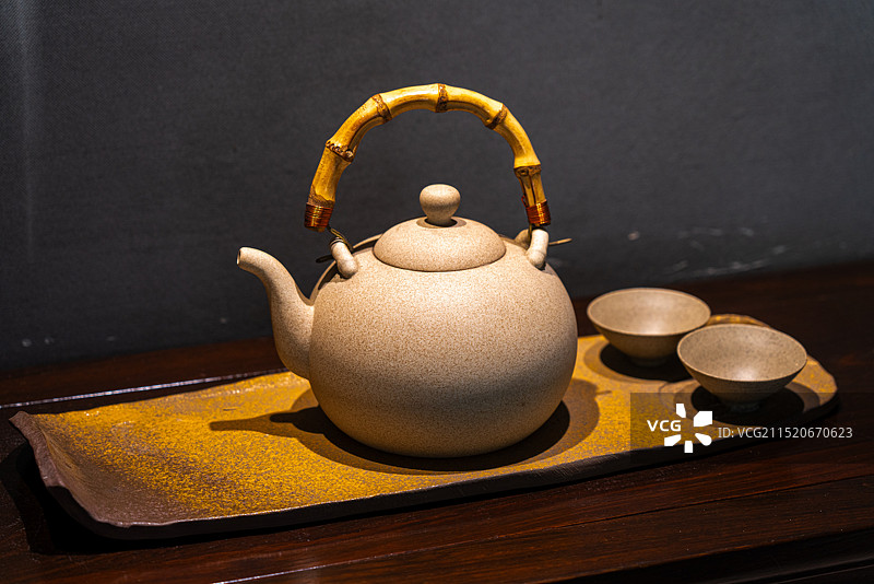 灯光下的茶具图片素材