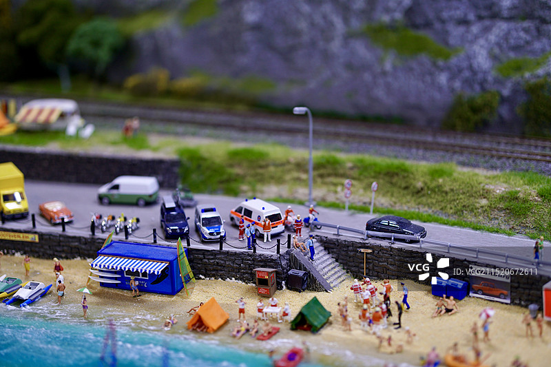 微缩世界下城市道路上人们的高角度视角图片素材