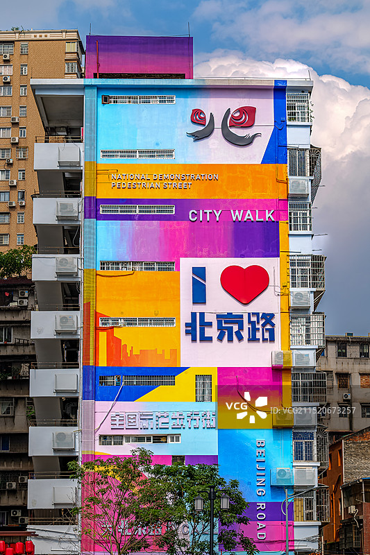 广州北京路步行街的City walk文创涂装图片素材