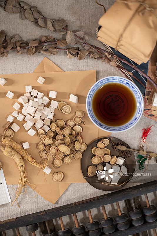 中药房桌面上摆着 药材 算盘 在研究中药配方 四君子汤图片素材