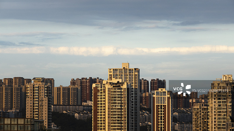 中国绵阳晨曦时分的城市建筑图片素材