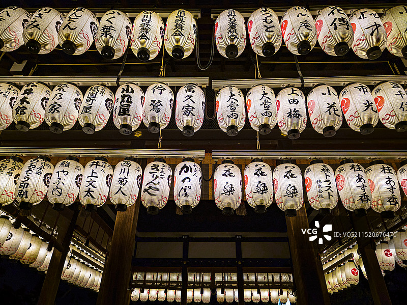 璀璨灯笼下的日式神社图片素材
