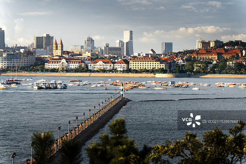 黄昏美丽的青岛历史城区远眺图片素材