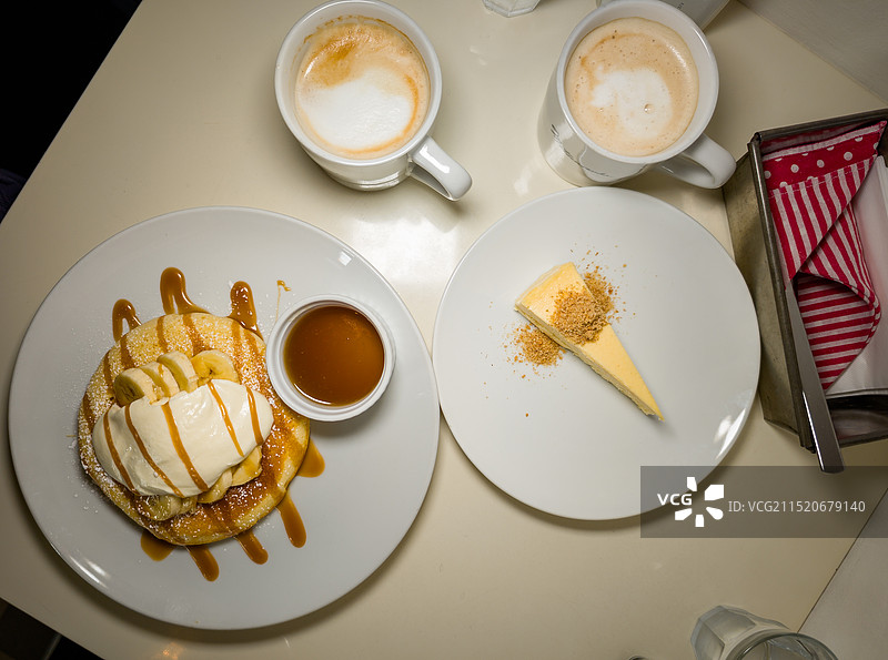 松软可口的焦糖香蕉煎饼图片素材