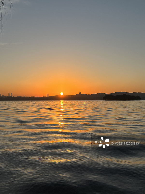 日落时浪漫的天空映衬下的海景图片素材