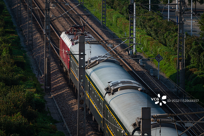 行驶中的货运火车图片素材