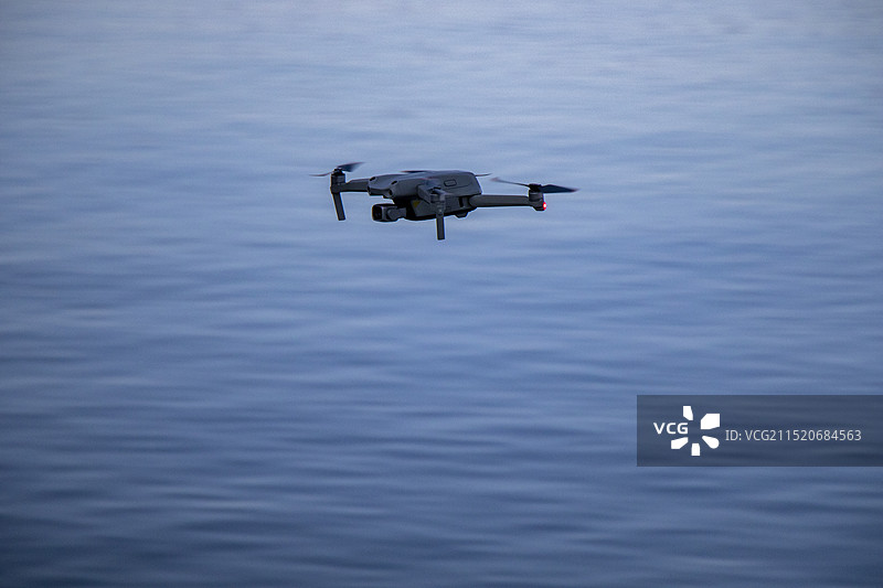 在水面上飞行的无人机图片素材