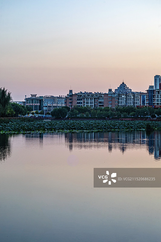 清晨日出中的山东德州古运河景区运河公园龙运湖城市建筑倒影景观图片素材