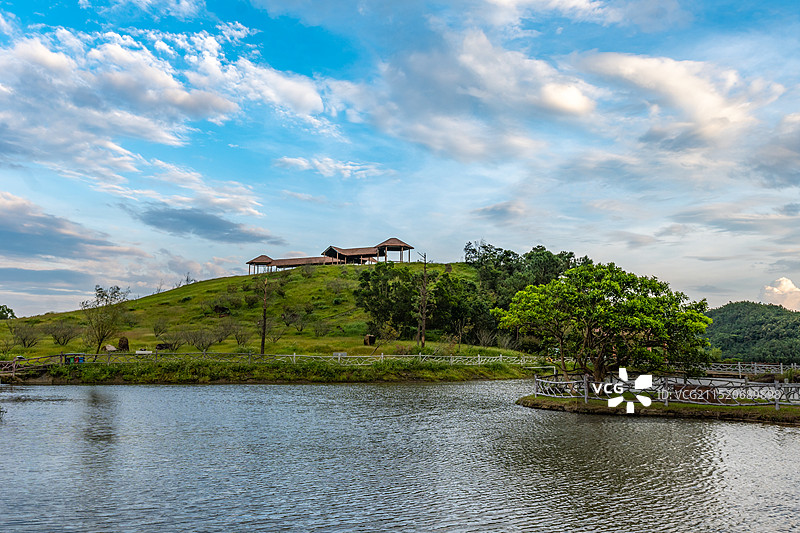 鹅凰嶂旅游风景区（鹅凰小镇）瑶池仙湖亭与草场，广东省茂名市电白区罗坑镇图片素材