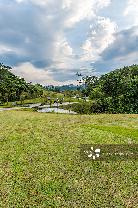 鹅凰嶂旅游风景区（鹅凰小镇）草坪，广东省茂名市电白区罗坑镇图片素材