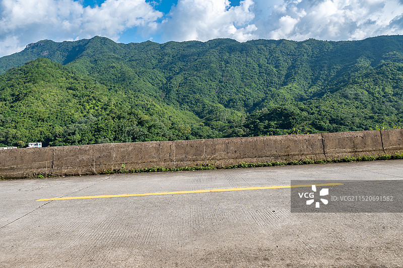 鹅凰嶂旅游风景区山路，广东省茂名市电白区罗坑镇图片素材