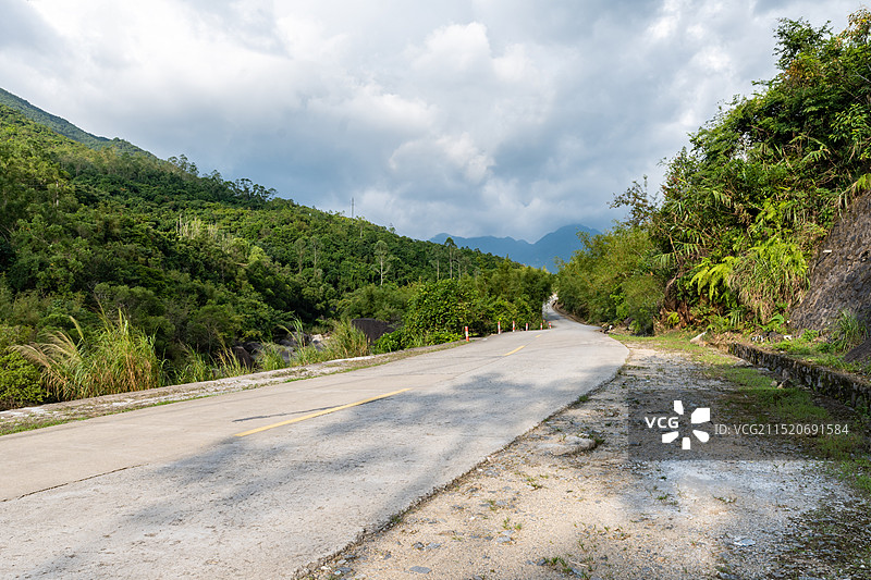 鹅凰嶂旅游风景区山路，广东省茂名市电白区罗坑镇图片素材