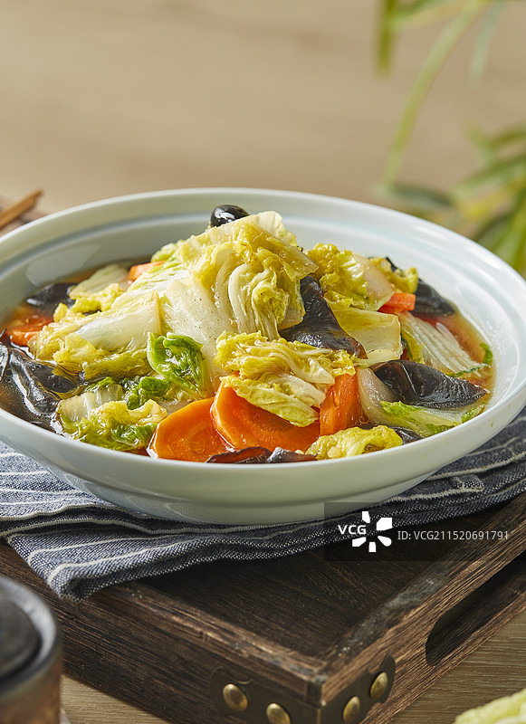 木板上放着一盘中餐美食 清炒木耳白菜图片素材