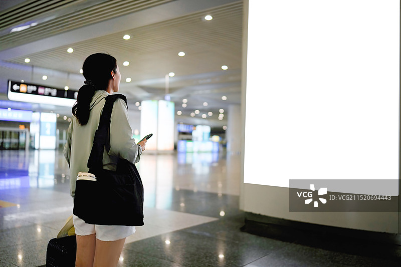 携带空白广告位和智能手机的机场旅客图片素材