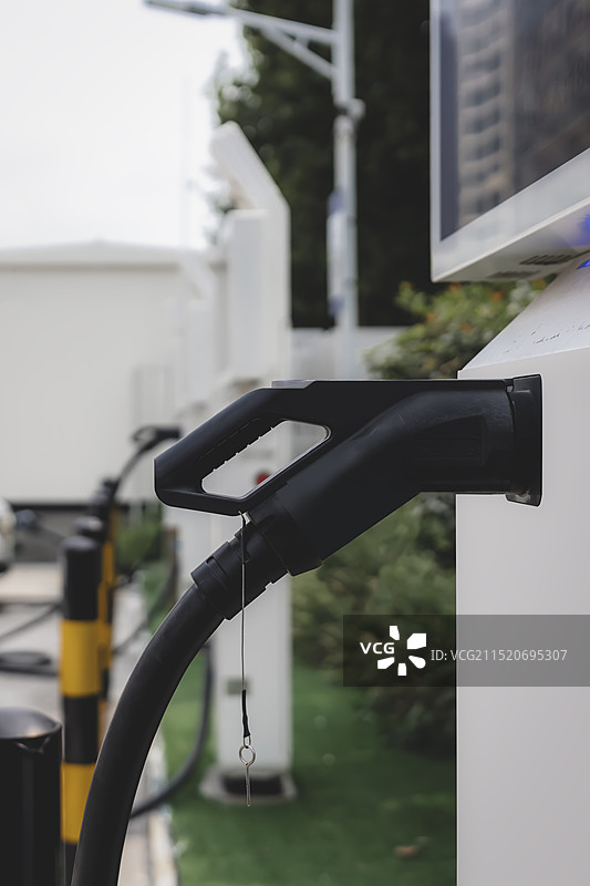 以充电手柄为重点的现代电动汽车充电站图片素材