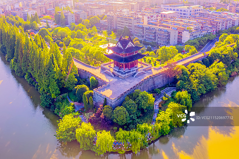 夕阳下的襄阳古城角楼图片素材