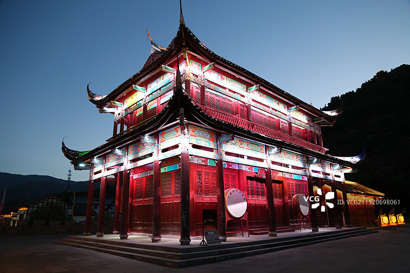 四川阿坝州松潘县松州古城城楼夜景图片素材