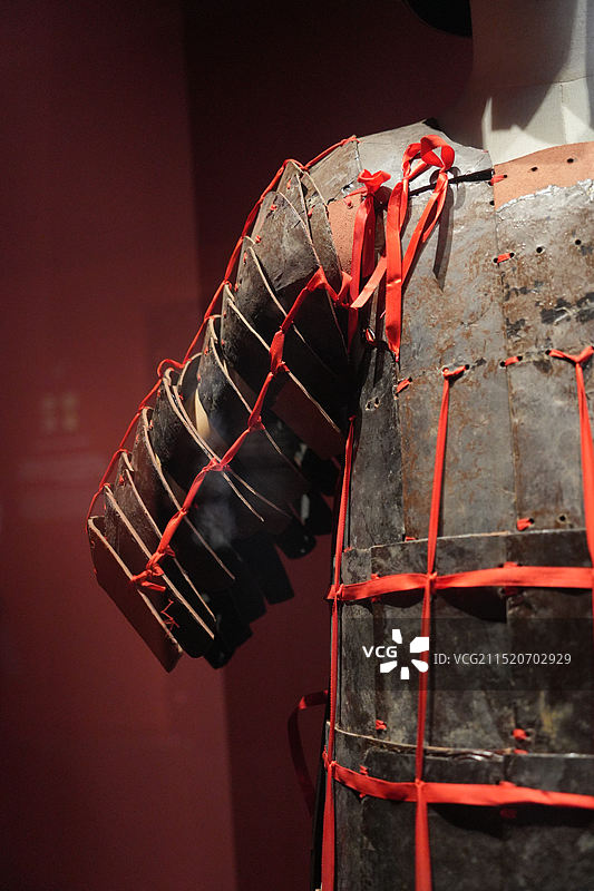 漆皮甲胄，战国，枣阳出土，凤凰故国青铜时代曾楚艺术展，国家博物馆图片素材