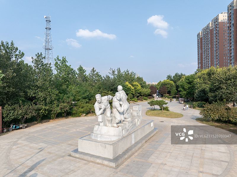 周口沙颍河滨河公园纤夫拉纤雕塑图片素材