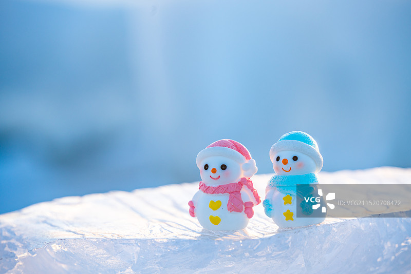 冰雪上的雪人情侣图片素材