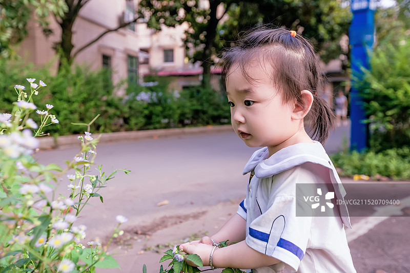 可爱的2岁中国小女孩图片素材