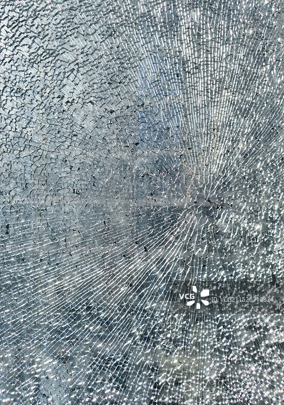 破碎有裂纹的窗户玻璃图片素材