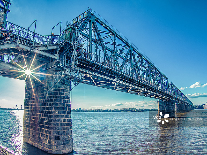 阳光中的中东铁路桥图片素材