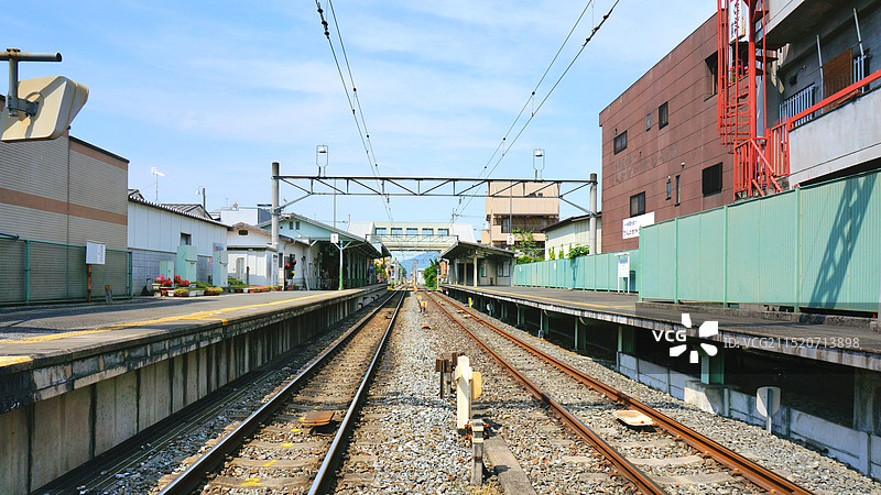 日本埼玉县秩父市，电车站前的交叉口图片素材
