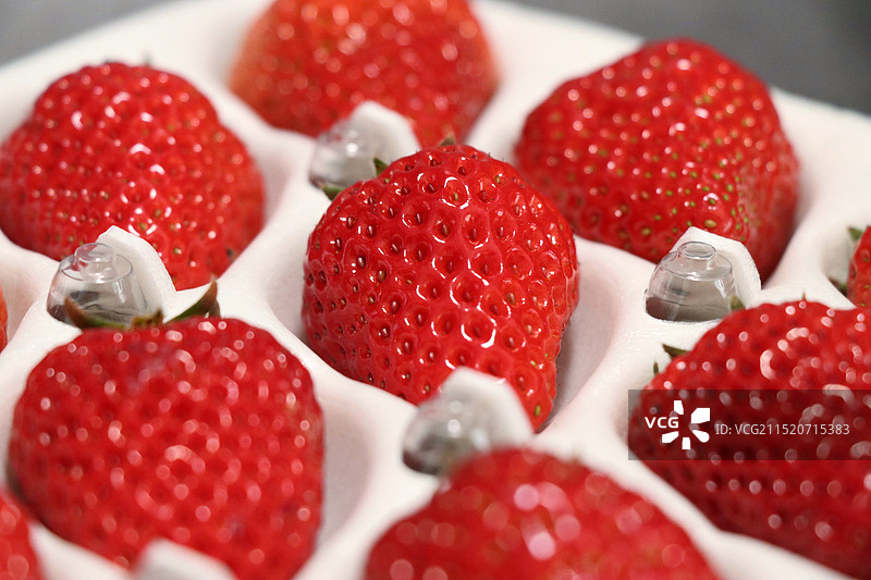 草莓广告创意棚拍图片素材