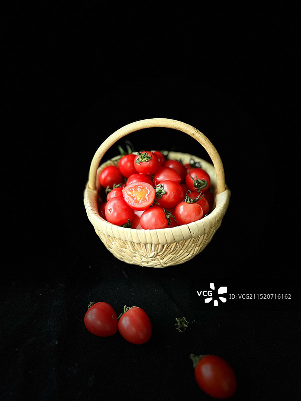 黑色背景下碗里西红柿的特写镜头图片素材