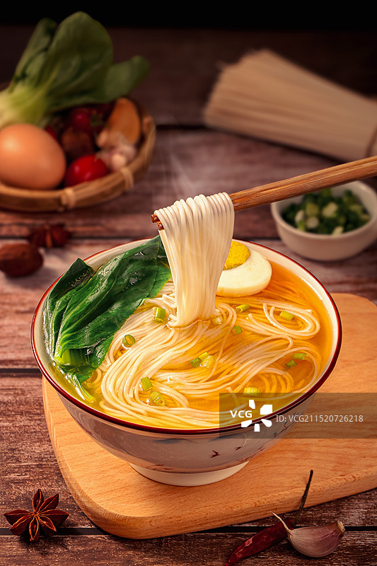 一碗治愈系清汤面条拍摄图片素材