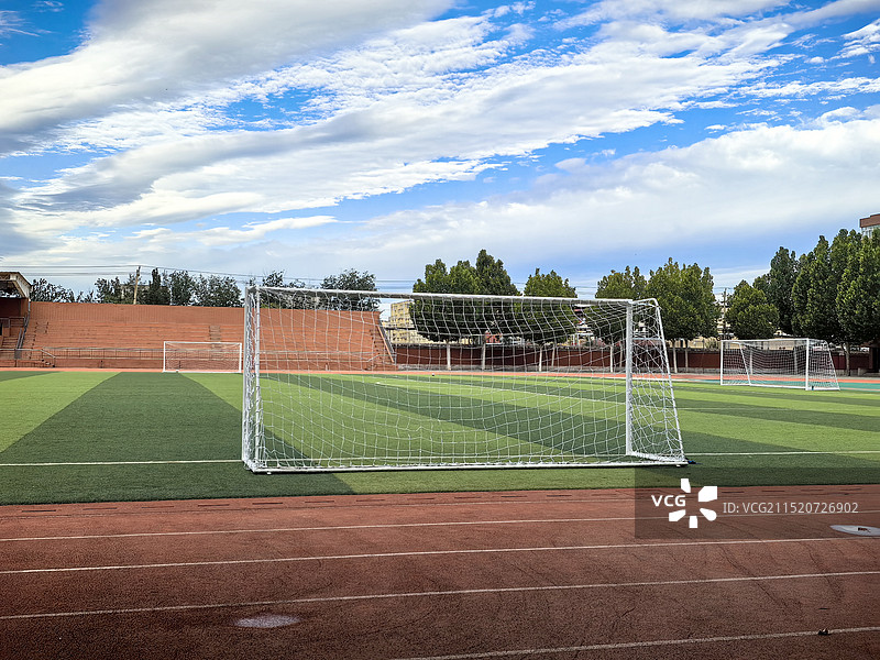 雨后蓝天下的中学操场图片素材