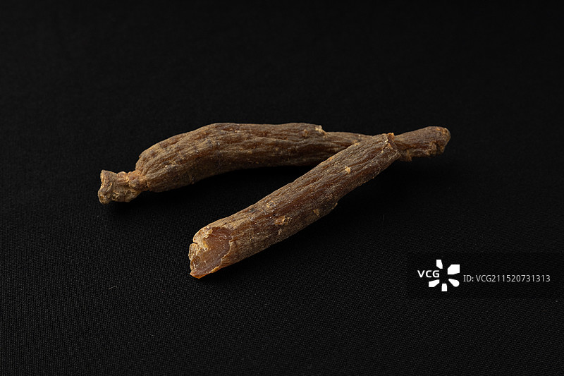 长白山红参整枝中药材，整根红人参中草药，人参皂苷滋补品可切片泡水泡酒中药原材料静物特写图片素材