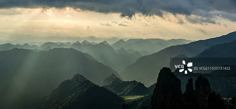 莽山五指峰的丁达尔光图片素材