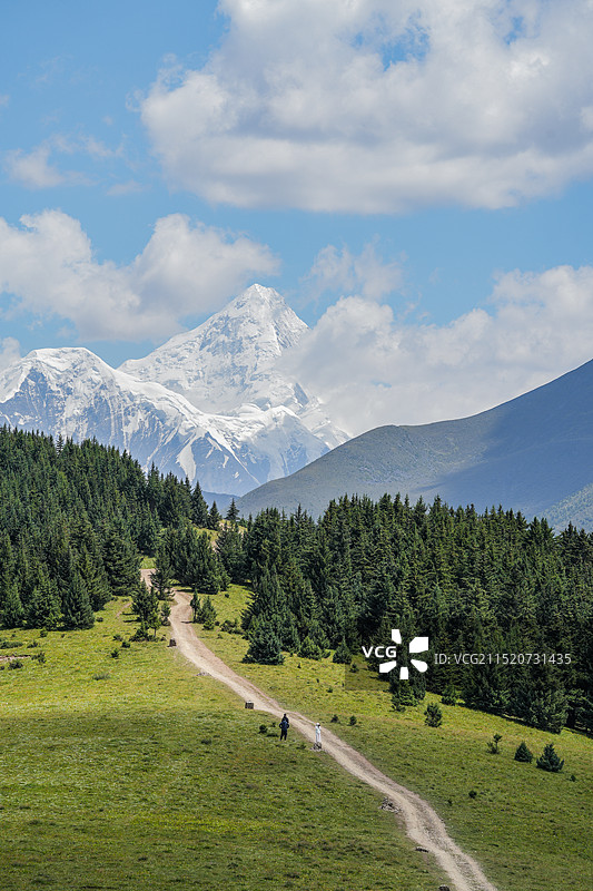 空中田野中的公路雪山风景图片素材