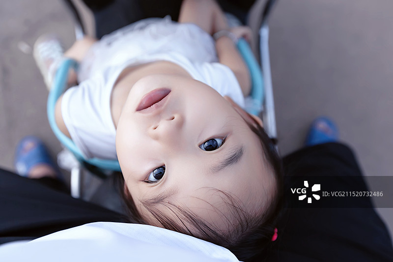 抬头仰望的可爱小女孩图片素材