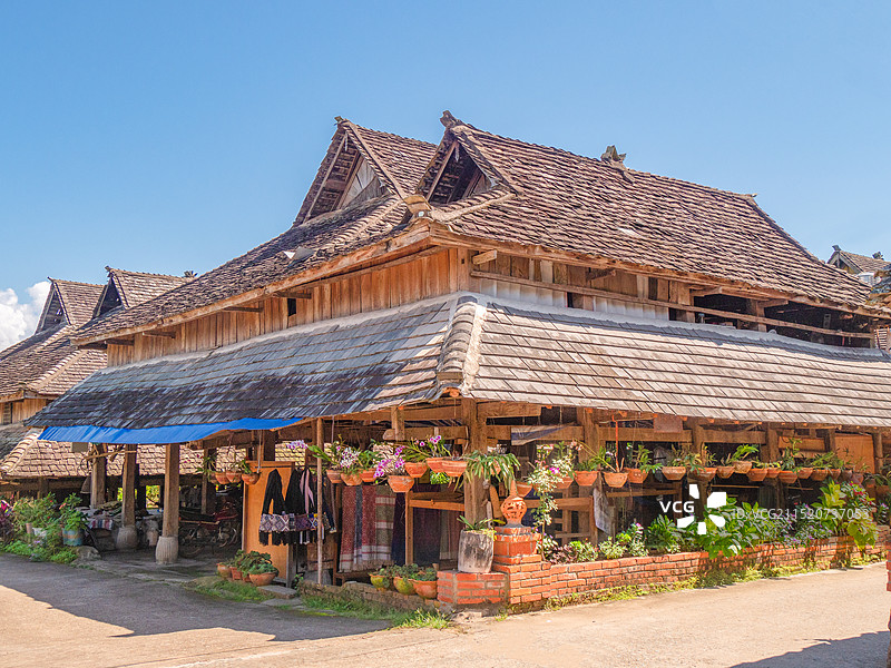 西双版纳傣族村寨干栏式民居图片素材