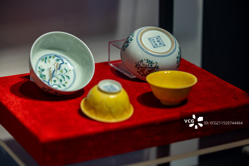 无锡市信利博物馆收藏的明朝宣德时期青花瓷器图片素材