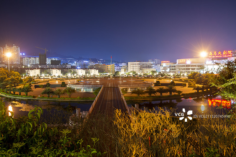 聂耳广场的夜景和聂耳大剧院图片素材