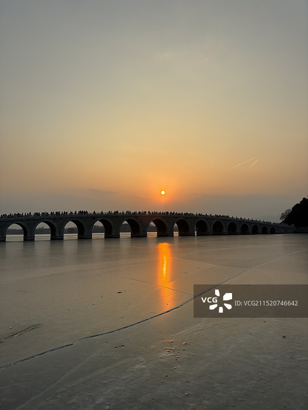 北京颐和园十七孔桥冬天日落图片素材