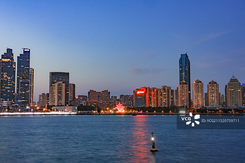 青岛五四广场浮山湾夜景内透图片素材