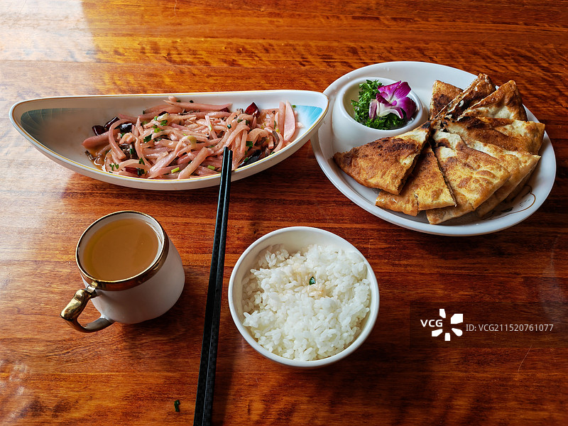藏餐 酸萝卜炒牛肉 土豆饼 青稞酒图片素材