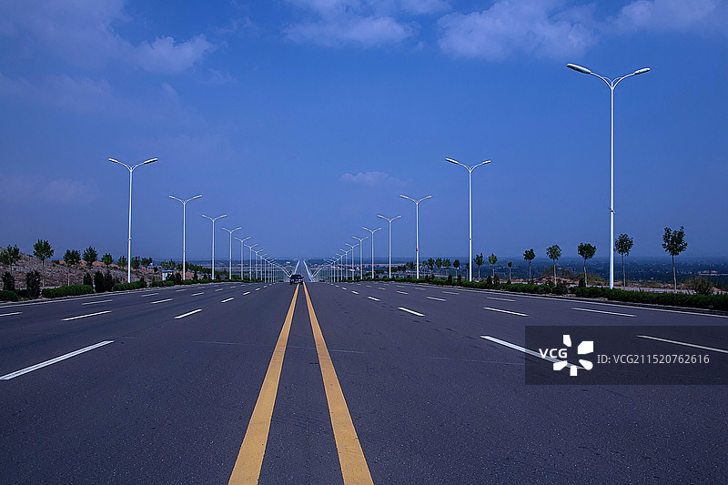 公路蓝天白云图片素材